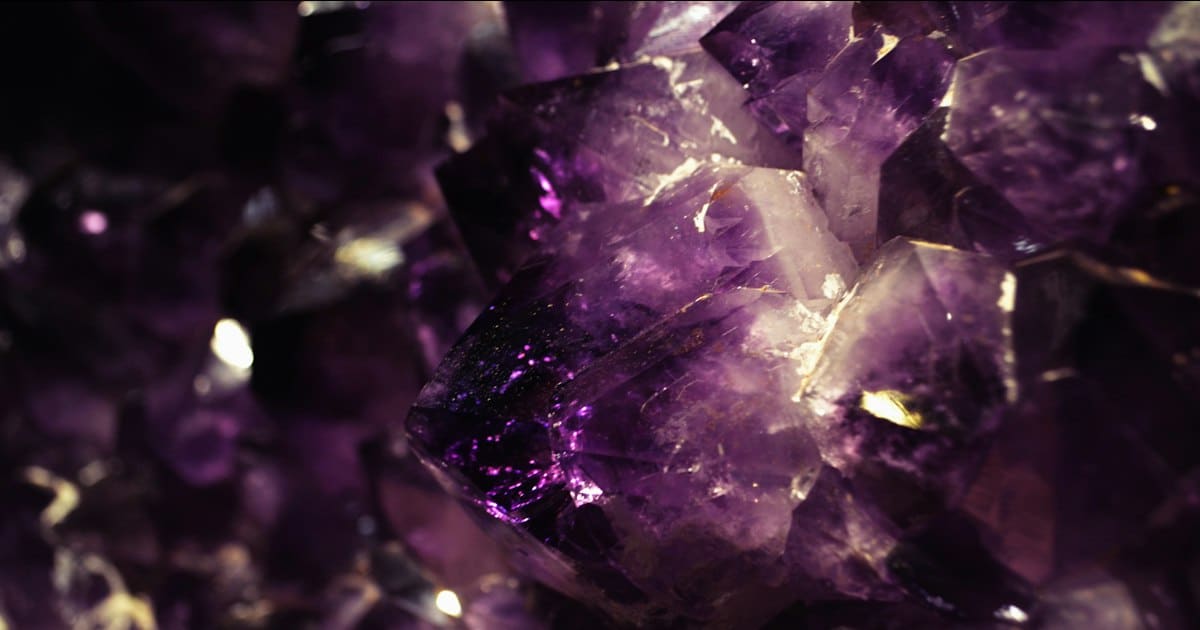 Drusa de amatista con cristales violetas