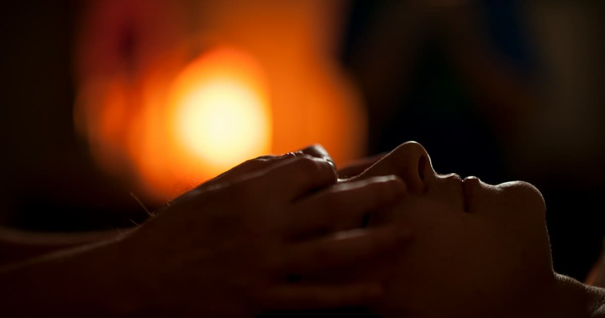 Rostro relajado con luz cálida después de una sesión