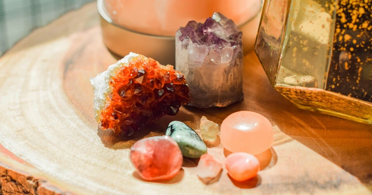 Cuarzos y minerales de colores sobre una bandeja de madera