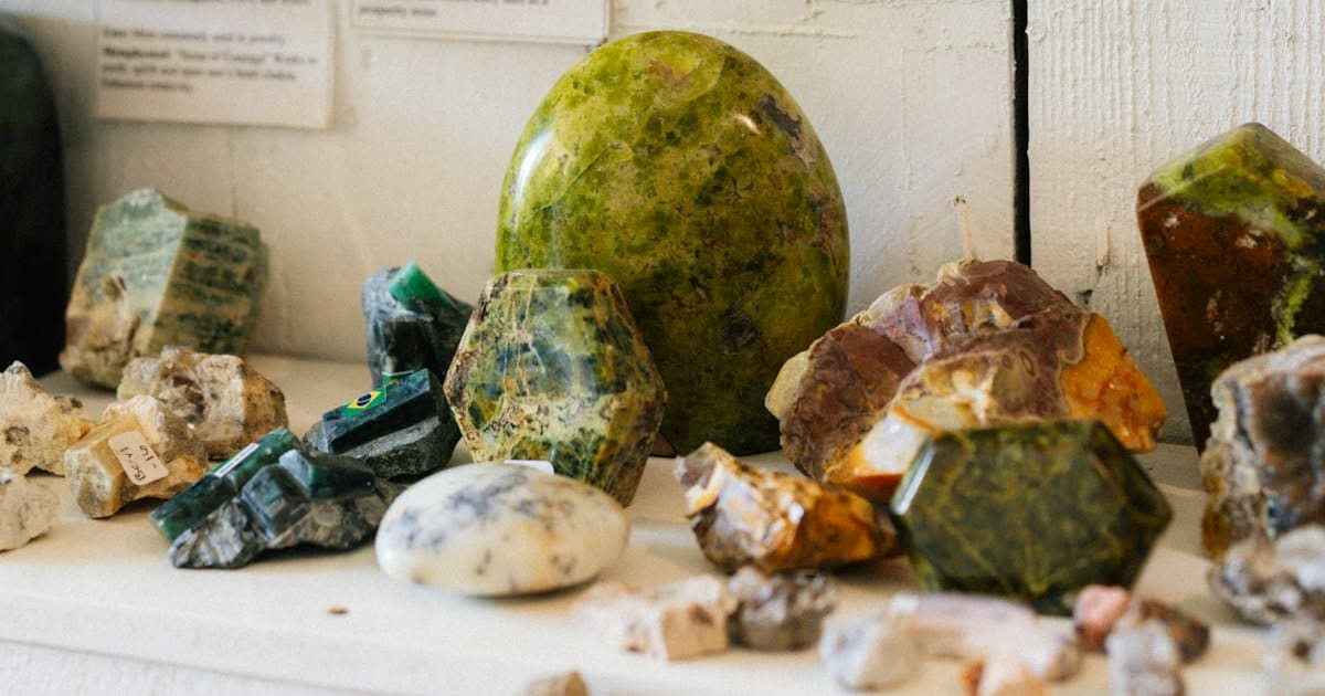 Colección de minerales en bruto sobre una balda