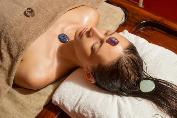 Sesión de gemoterapia con piedras semipreciosas